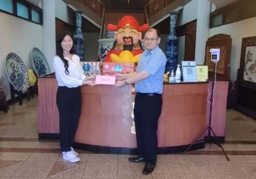 业务发展经理陈朝忠接过贺卡时影。