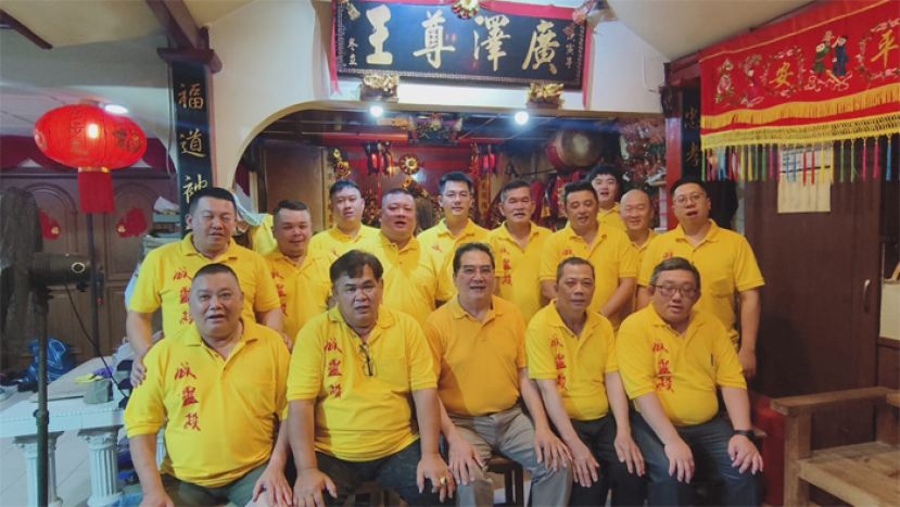 前排左起古晋诗山凤山寺威灵殿广泽尊王千秋宝诞庆典筹委会副主席胡福德丶主席郑永途丶庙主何国华丶财政何宝华丶秘书何秋德；后排左起为炉主佘信志丶 宣传主任黄立达,丶神事组林兆铭丶 筹委会主席田丙辰丶第一头家黄伟谋丶 副炉主郑永春,丶节目组胡桂宾丶 神事组许仲胜及 第二头家田永嘉在新闻发布会上摄。