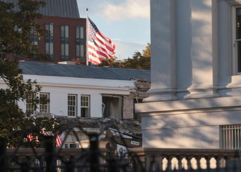 白宫东翼于当地时间20日正式启动拆除工程，准备改建为造价高达2.5亿美元的白宫舞厅。