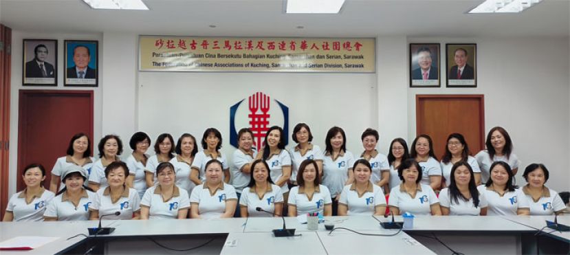 左一财政陈頴沁、秘书长田美丽、署理主任郑妹妹、副主任林春煌、监察主任关峰仙、工委会主席锺沚郿、主任張慧娇、右一工委会委员陈玉霞、蔡佳盈、陈慧萍、李雪香、蔡效玲。