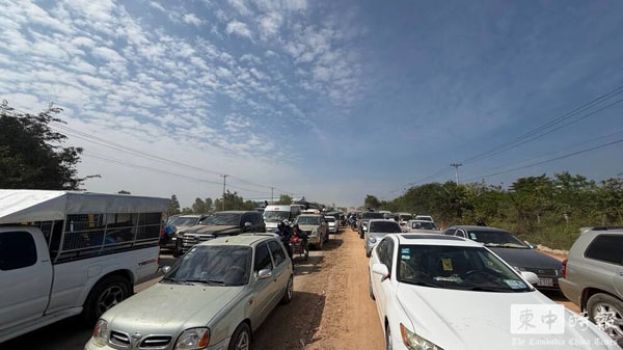 泰柬边境民众开车撤离。