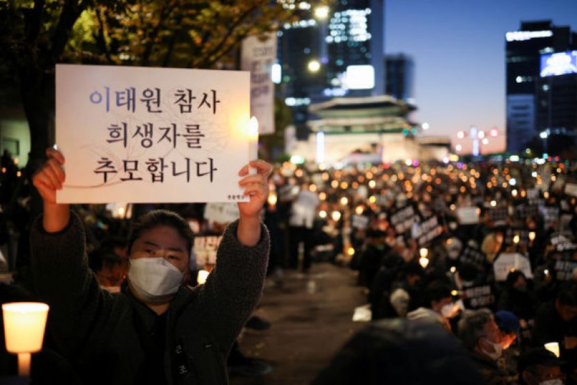 首尔梨泰院踩踏事件满7天，群众高举烛光与标语，要求总统尹锡悦下台。