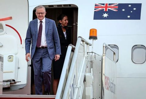 澳洲总理阿尔巴尼斯在梳邦空军机场走下专机。