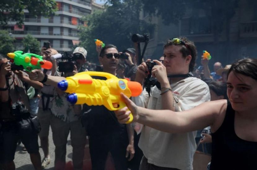 抗议过度旅游影响日常生活，南欧多国发起联合抗议活动，他们手持水枪向游客喷水，高喊游客回家等口号。