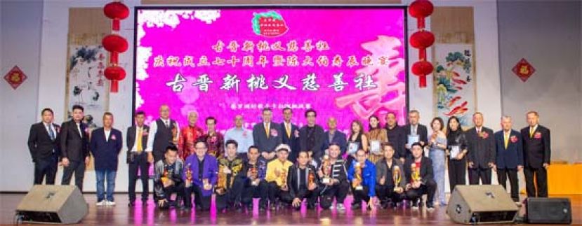由古晋新桃义慈善社举办的婆罗洲好歌手卡拉OK挑战赛圆满结束。得奖歌手齐合照。